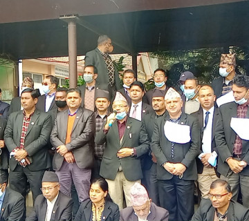 बारको आन्दोलन दबाउन नेता, मन्त्री र प्रहरी लागेका छन्: वरिष्ठ अधिवक्ता कार्की